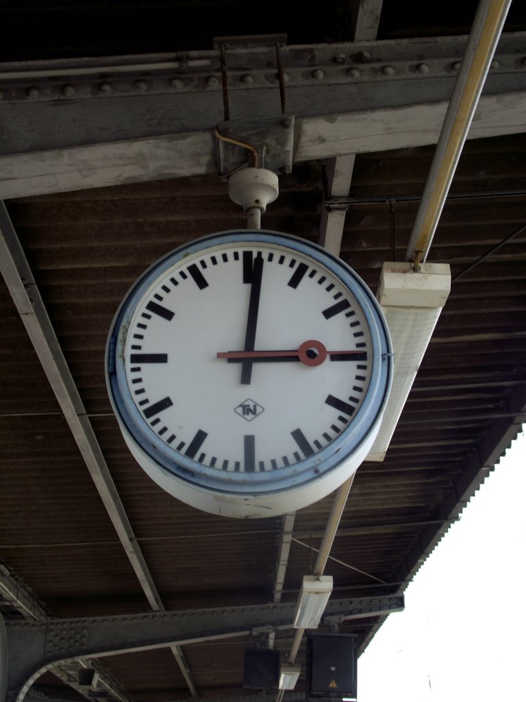 Eine ltere Bahnhofsuhr am 22.03.13 in Hanau Hbf 
