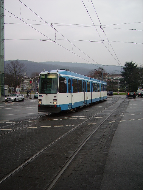Eine ltere RNV Straenbahn in Heidelberg Hbf am 11.02.11