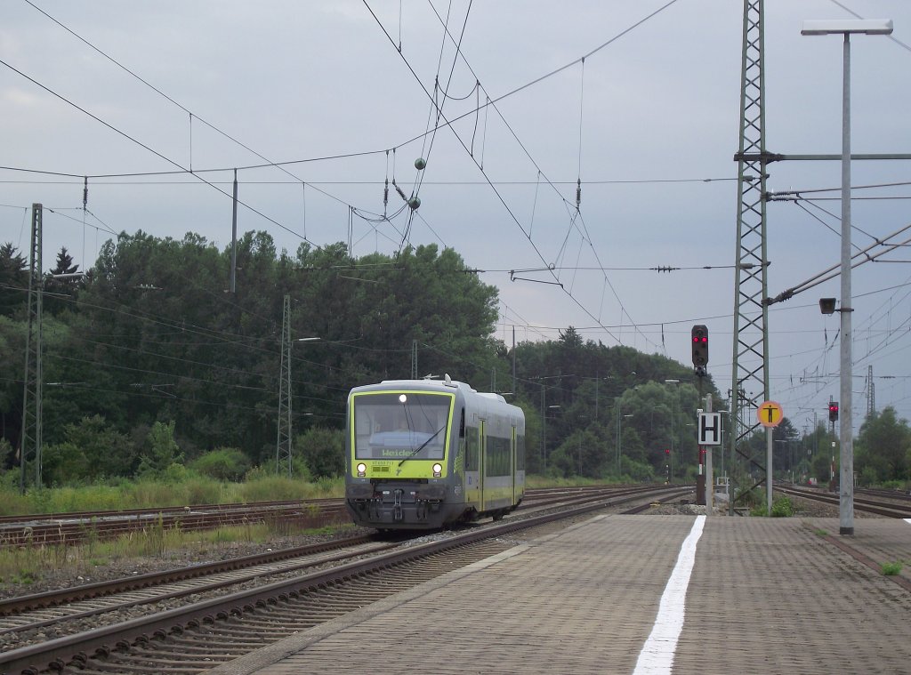 Eine Agilis nach Weiden erreicht am 3. August 2011 den Bahnhof Hochstadt-Marktzeuln auf Gleis 4.
