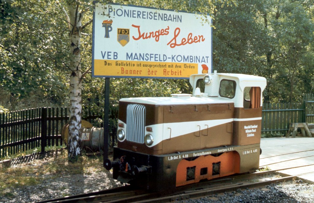 Eine Akkulok EL 9 der Pioniereisenbahn Vatterode, die einer V10 C nachgebildet ist, am 22.09.1988. Das Foto hat mein IG Unstrutbahn e.V. Mitglied Klaus Pollmächer gemacht.