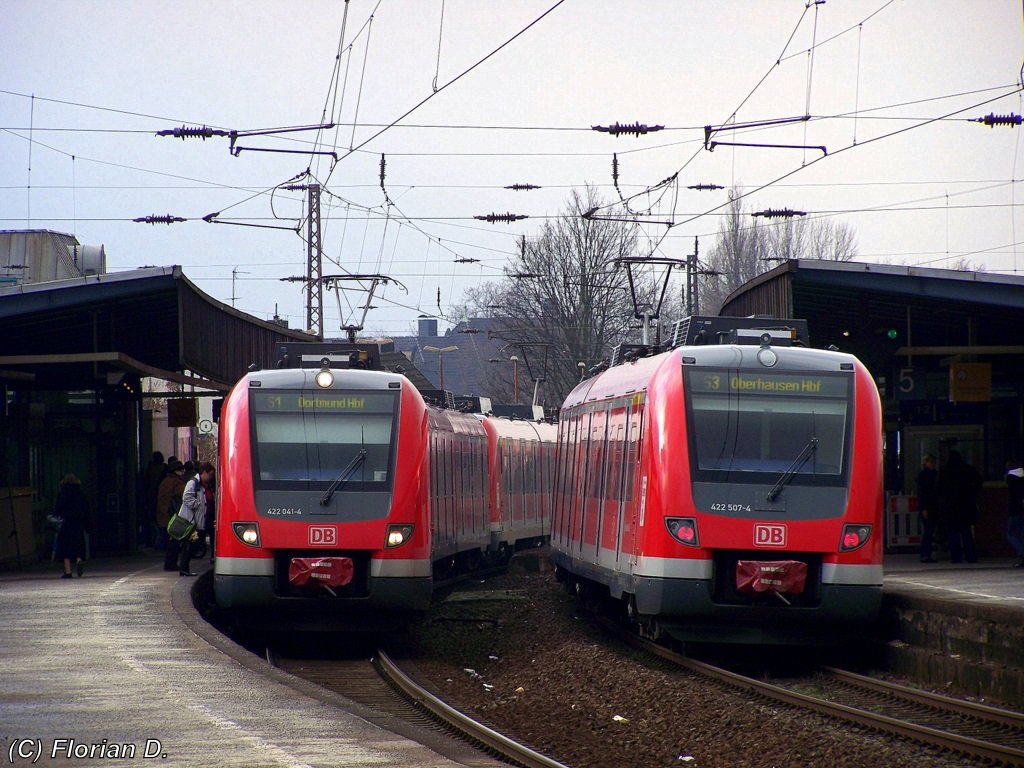 Eine alltgliche Situation. Begegnung zwischen S1 und S3 in Mlheim(Ruhr) Hbf. Hier das Zugpaar 422 041/541 und 422 018/518 als S1 in Richtung Dortmund Hbf, und rechts der 422 007/507 als S3 aus Hattingen kommend in Richtung Oberhausen Hbf. 02.03.2010