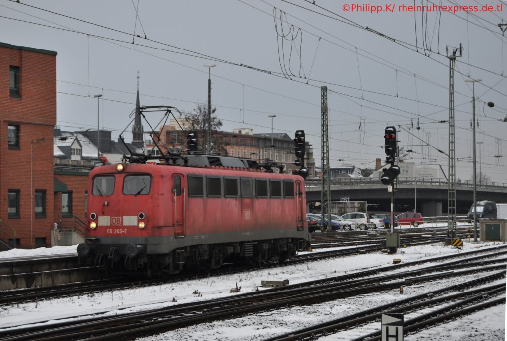 Eine alt ehrwrdige Dame, die auch im Jahr 2011 sogar im Fernverkehr noch ihr Einsatzgebiet findet. Am 4.1.2011 rangiert 115 205-7 im Koblenzer Hauptbahnhof um sich den IC 133 zu  schnappen  und nach Norddeich zu bringen. Mehr von  Ksten  und  Bgelfalten  gibts auf: www.rheinruhrexpress.de.tl