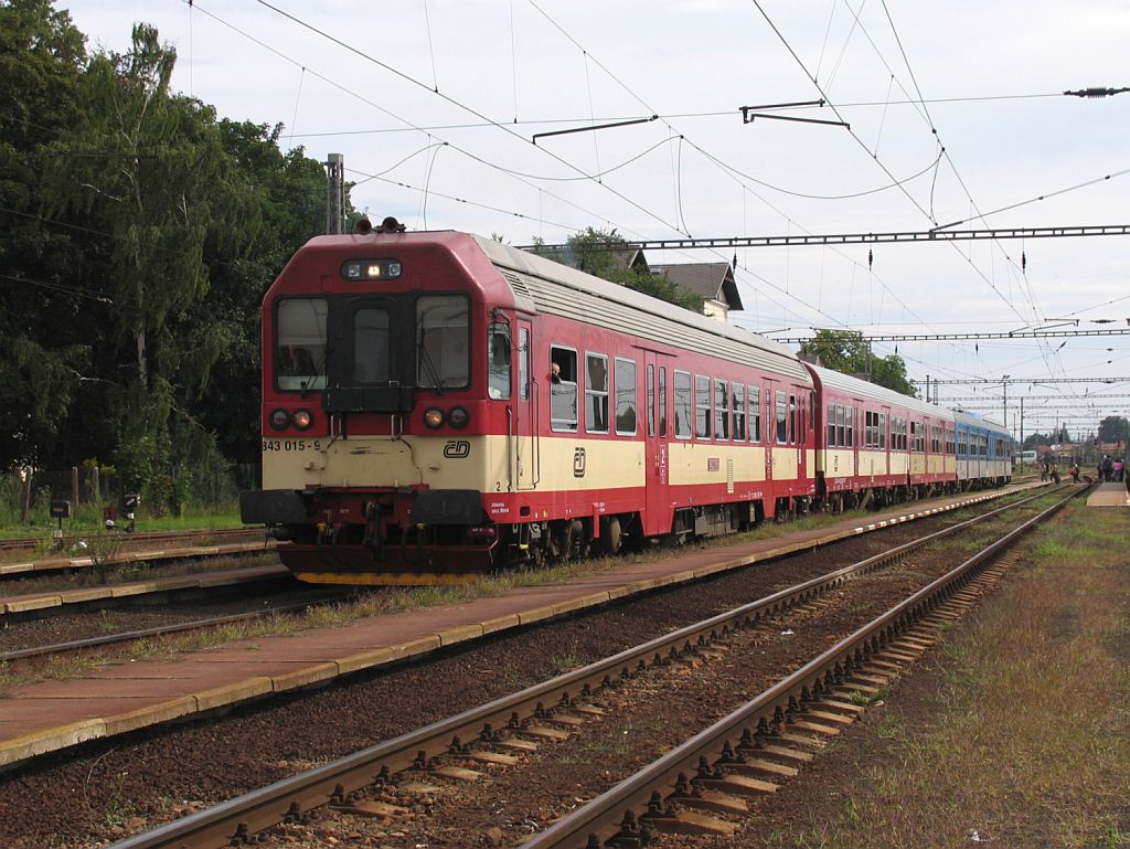 Eine alt lackierte Triebwagen (843 015-9) und neu lackierte (843 013-4) mit R 985 Liberec-Pardubice Hlavn Ndra auf Bahnhof Jaroměř am 12-8-2011.