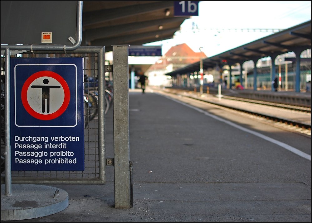 Eine altbekannte international vielgestaltige Tafel grenzt den Schweizer Teil des Bahnsteig 1 im Bahnhof Konstanz vom deutschen Teil ab. Dennoch stimmt hier etwas nicht. (Weihnachten 2009)
