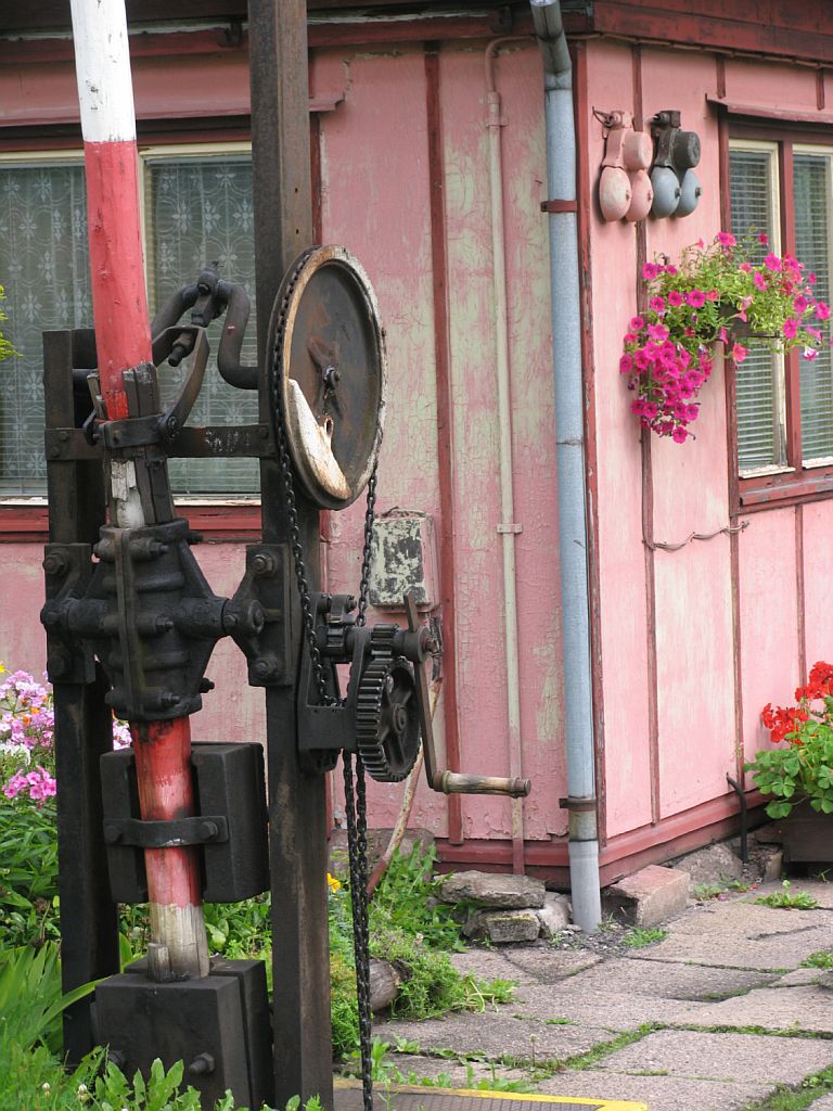 Eine alte Bahnbergang mit alte Bahnschranken und eine Blockstelle bei Pilnikov am 11-8-2011.