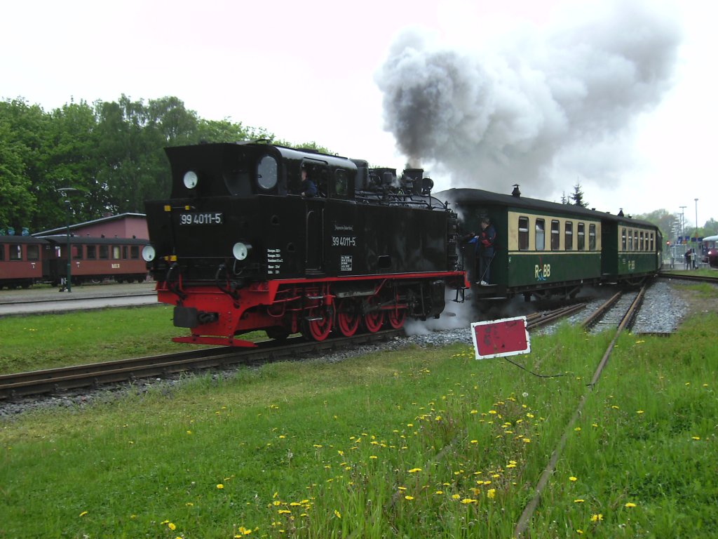 Eine alte Bekannte ist auch wieder zur�ck.99 4011 verlie� mit P 109 Lauterbach Mole-G�hren den Bahnhof Putbus.