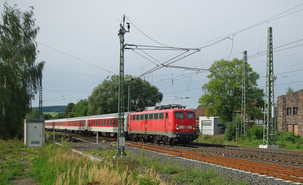 Eine alte Dame am Autoreisezug: 110 236-7 zieht einen Az in Richtung Norden. Aufgenommen am 07.09.2010 beim B Eltmannshausen/Eschwege West.