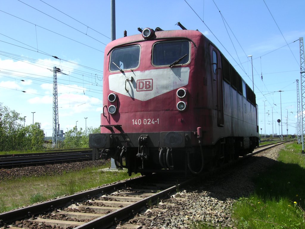 Eine alte Dame kehrte mal wieder in Mukran ein.Am 26.Mai 2010 hatte 140 024 wieder eine Leistung nach Rgen.Am Morgen brachte Sie drei Gterwagen nach Mukran und erst am Abend ging es wieder zurck.Bei solchen alten Damen frage ich mich immer wieder: War dies meine letzte Aufnahme von der Lok ?