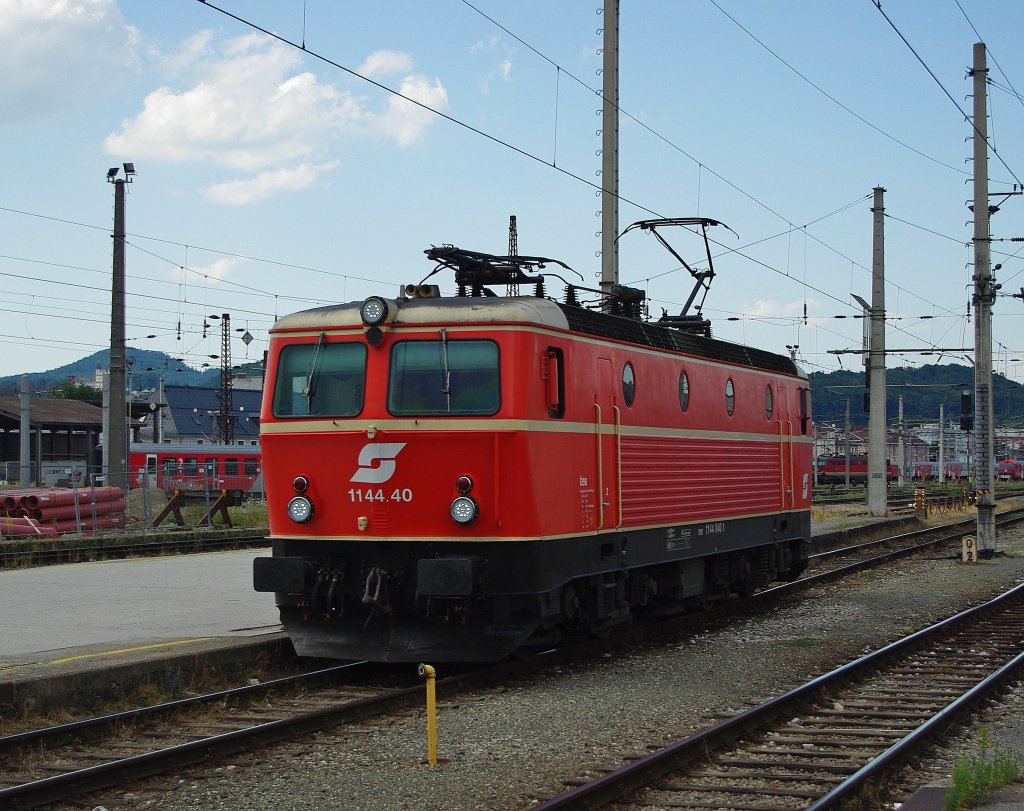 Eine alte Dame mit modernster LED Beleuchtung: 1144 40 fhrt in ein Gleis des Salzburger Bahnhofs um einen Regionalzug zu bernehmen. Aufgenommen am 12.07.2010.