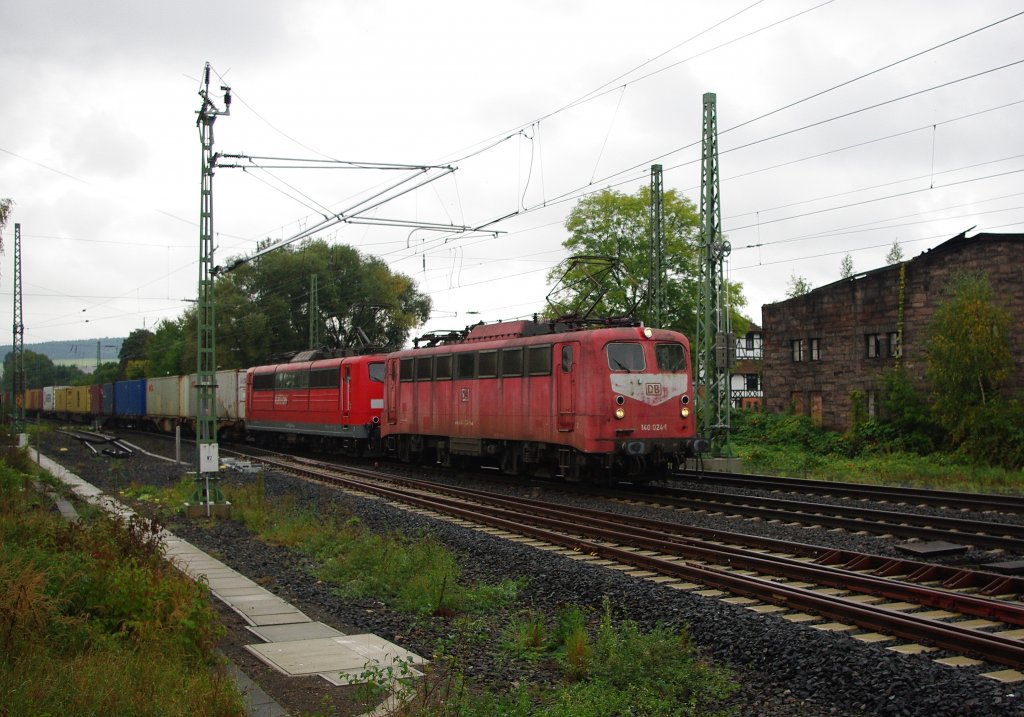 Eine alte Dame untersttzte am 28.09.2010 eine 151 mit ihrem Containerzug um die Cornberger Hhe zu schaffe. In Gttingen kommt die 140 024-1 dann wieder ab. Hier am B Eltmannshausen/Eschwege West.