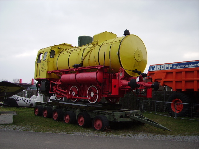 Eine alte Dampfspeicher Lok auf einen Cullmeyer Transport Wagen in Technik Museum Speyer am 19.02.11
