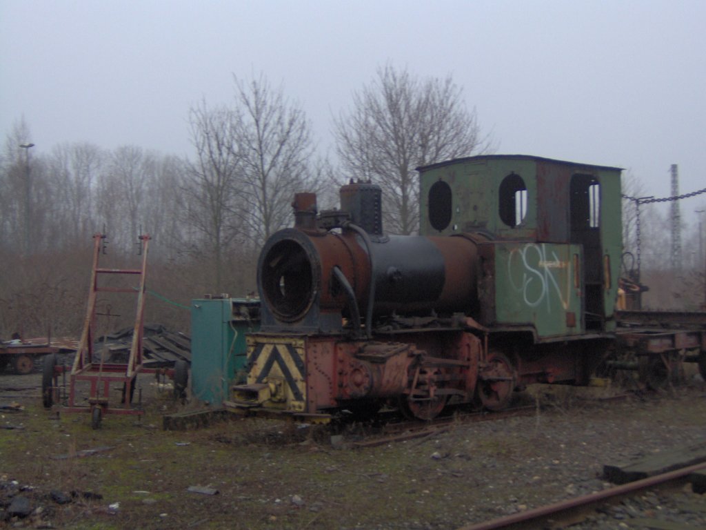 Eine alte Feldbahndampflok im ehemaligem BW Kln-Nippes.7.2.10.