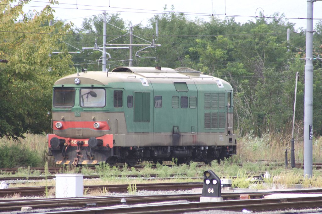 Eine alte italienische Dieselok D 345 100 steht abgestellt in Alessandria(I) bei Sonne und Wolken.
5.9.2011
 