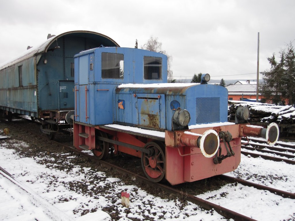 Eine alte Rangierdiesellok,dessen Baureihe mir nicht bekannt ist,steht hier im Museumsgelnde der Museumseisenbahn Merzig-Losheim.