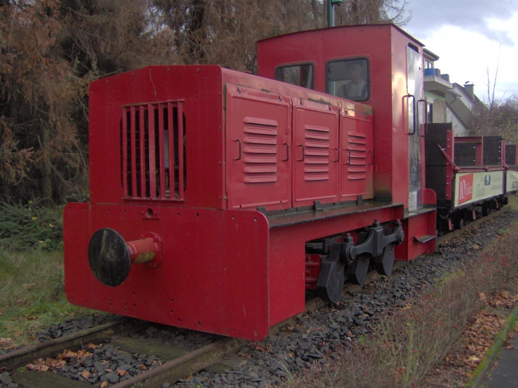 Eine alte Schmalspurdiesellok der Brhltalbahn in Hangelar.