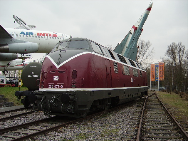 Eine alte V 200 (BR 220) in Technik Museum Speyer am 19.02.11
