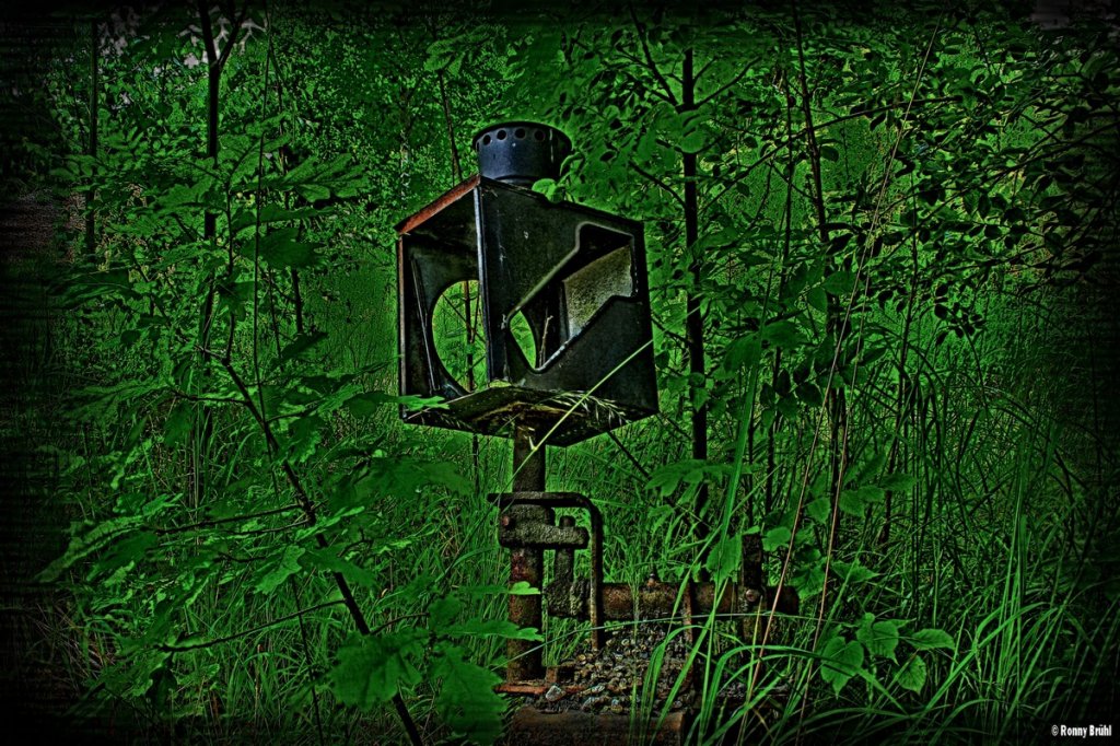 Eine alte Weichenlaterne, am ehemaligen Lokschuppen Flha, wo bereits keine Gleise mehr liegen, mitten im Gebsch! Bearbeitet im HDR Format. (Standort frei zugnglich) April 2009