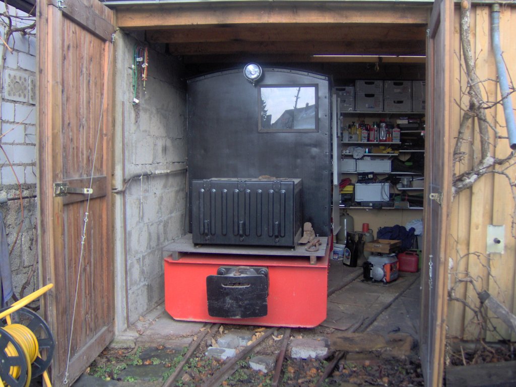 Eine alte zweiachsige Feldbahndiesellok in der N�he von Bonn.
An diesem Tag wollte sie nur leider nicht anspringen,da ihre Batterien den langen Winter nicht �berstanden haben.6.3.10.