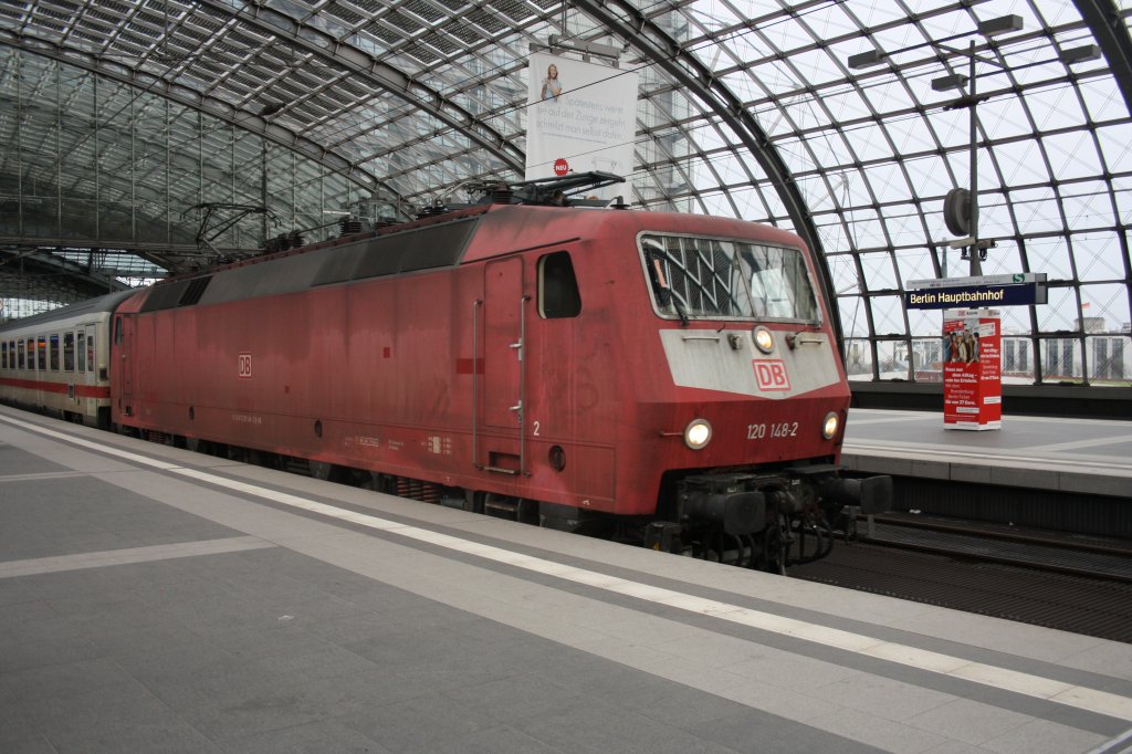 Eine altrote 120er war auch am 31.03.10 in Berlin Hbf zu sehen. Hier die 120 148-2 kurz vor der Ausfahrt.