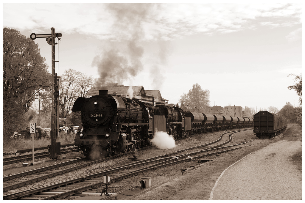 Eine andere Version vom 2100 Tonner in Immelborn. Fr die, die aus einer Mcke einen Elefanten machen wollen – der Weg, den man da sieht, war nicht durch ein Fahrverbot oder irgend ein anderes Schild gekennzeichnet. 29.10.2011.