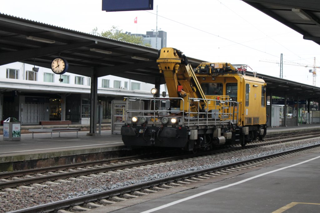 Eine Arbeitsmaschine fr Schienen Reperaturen in Pforzheim am HBF am 24.05.2013