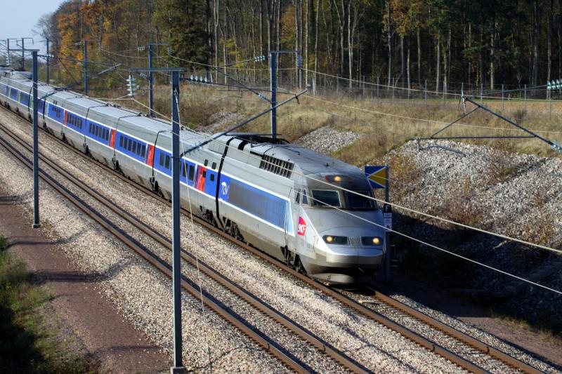 Eine Atlantique-Doppeleinheit auf der Strecke Paris Est-Reims. Aufgenommen von einer Brcke bei Duhisy; 12.11.2011