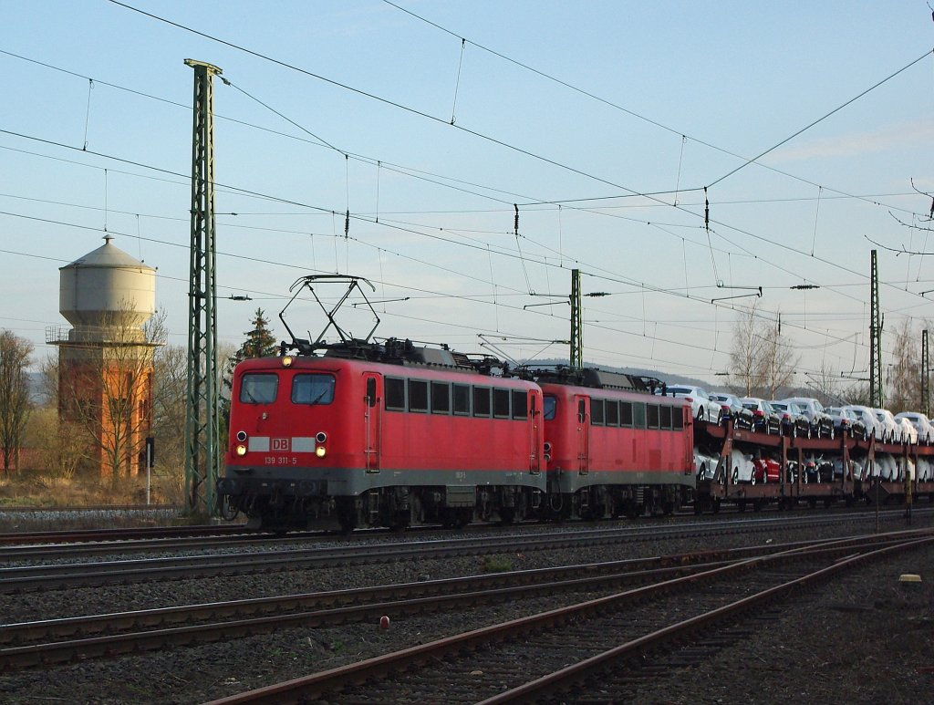 Eine aufsteigend durchnummerierte Doppeltraktion: 139 311-5 mit 140 218-9 und Autotransportwagen in Fahrtrichtung Norden. Aufgenommen am 25.03.2010 in Eschwege West.