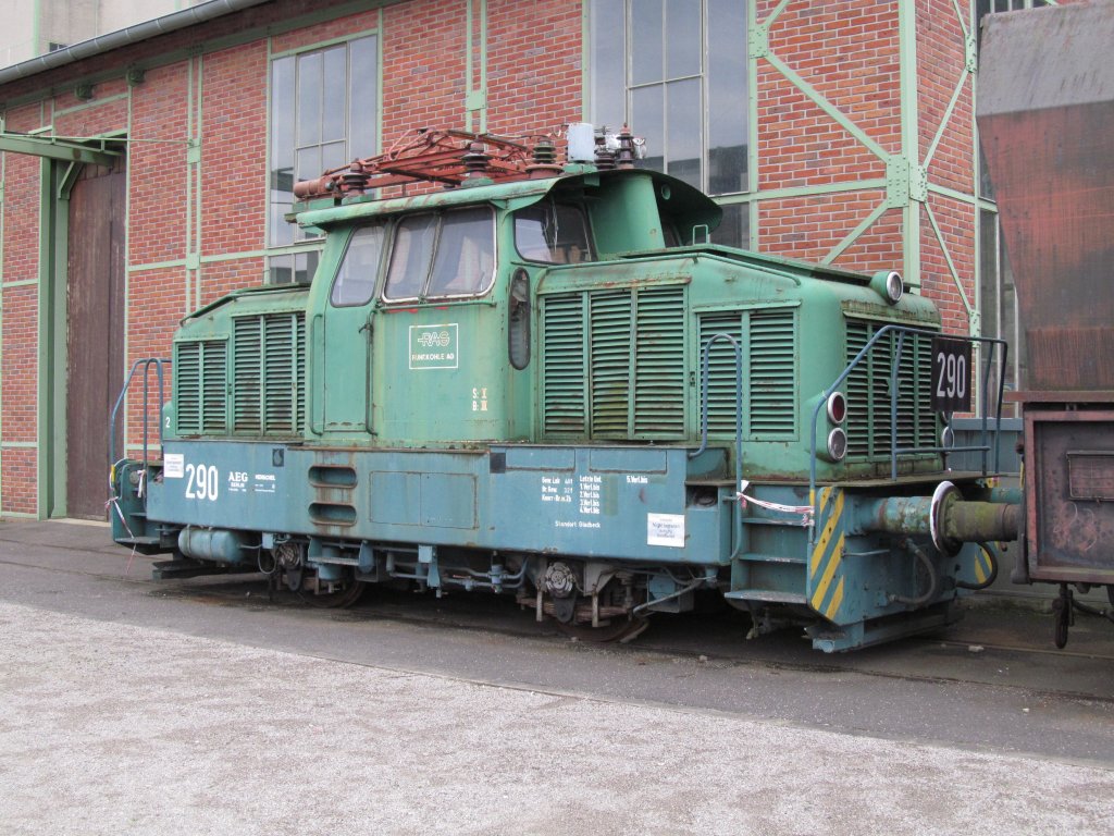 Eine ausgemusterte Zweikraft(?)-E-Lok (290) der RAG steht am 11. Mrz 2012 im Bereich des Industriemuseums  Henrichshtte  in Hattingen/Ruhr.