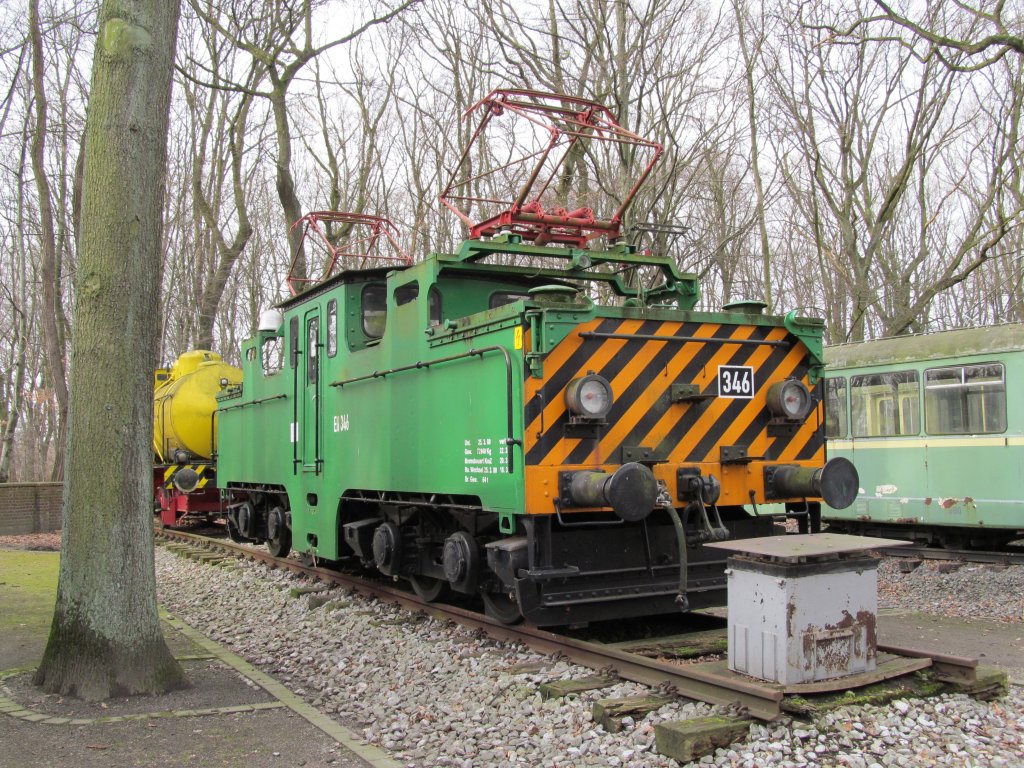 Eine ausgemusterte Zweikraft(?)-E-Lok (EH 346) der  Eisenbahn und Hfen  steht am 9. Mrz 2012 im Hinterhof des kleinen Heimatmuseums in  Herne-Unser Fritz .
