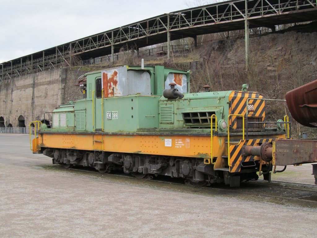 Eine ausgemusterte Zweikraft(?)-E-Lok (EH 389) der  Eisenbahn und Hfen  steht am 11. Mrz 2012 im Bereich des Industriemuseums  Henrichshtte  in Hattingen/Ruhr.
