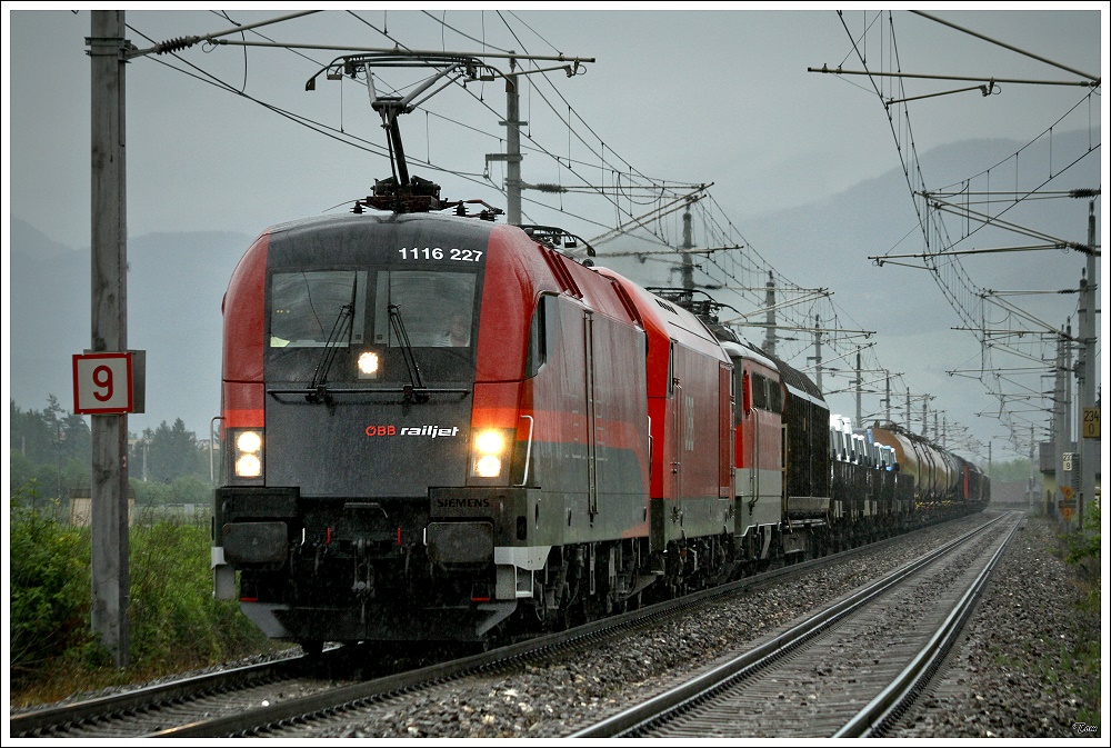 Eine auergewhnliche Bespannung gab es gestern im Aichfeld zu sehen. Railjet 1116 227, dahinter eine 2016 Diesellok  und auch noch die E-Lok 1142 663, welche einen langen Gterzug in Richtung Villach ziehen.
Zeltweg 3.6.2010
