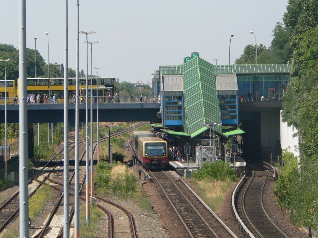 Eine Bahn der BR 481 ist gerade im Bahnhof Hermannstrae eingefahren. 10.7.2010