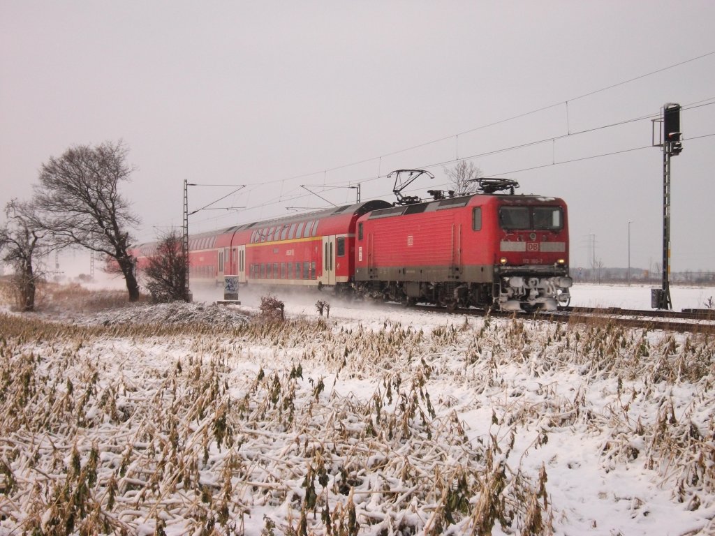 Eine Baureihe 112 mit dem RE 7 auf den Weg in Richtung Kln Hier in Neuss Allerheiligen am 03.01.10
