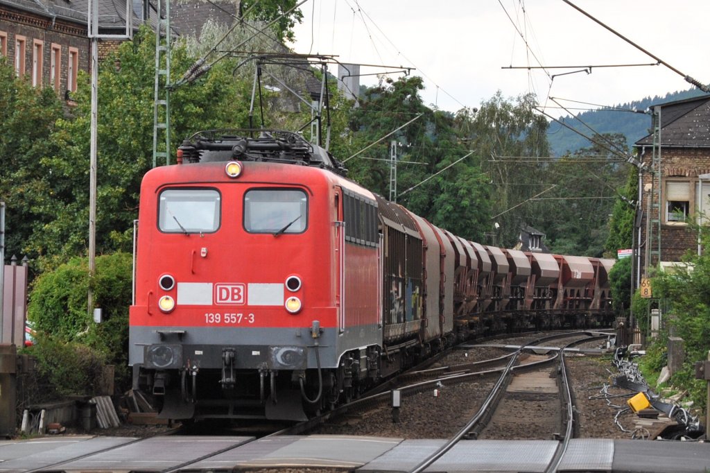Eine Baureihe 139 durchfhrt am 25.07.2011 den Bahnhof Assmannshausen am Rhein. Tolle Perspektive durch die Kurven reiche Einfahrt.