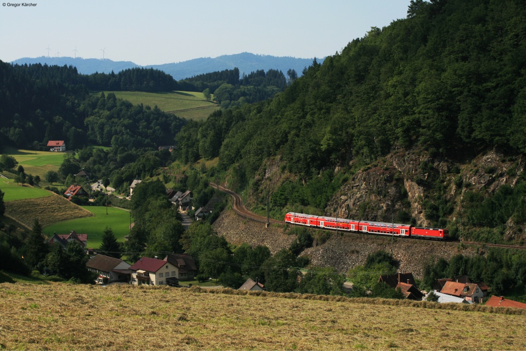 Eine Baureihe 143 fhrt mit einer RB talwrts Richtung Freiburg Hbf. Der Zug wird in Krze den Bahnhof Himmelreich erreichen. Aufgenommen am 11.08.2012 bei Falkensteig.