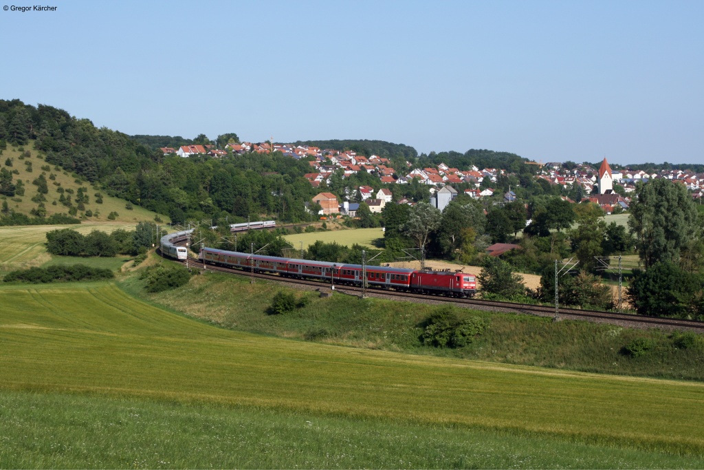 Eine Baureihe 143 trifft mit der RB 19285 (Geislingen-Ulm) auf eine Baureihe 401 als ICE 592 (Mnchen-Berlin). Aufgenommen am 16.07.2013 bei Lonsee.