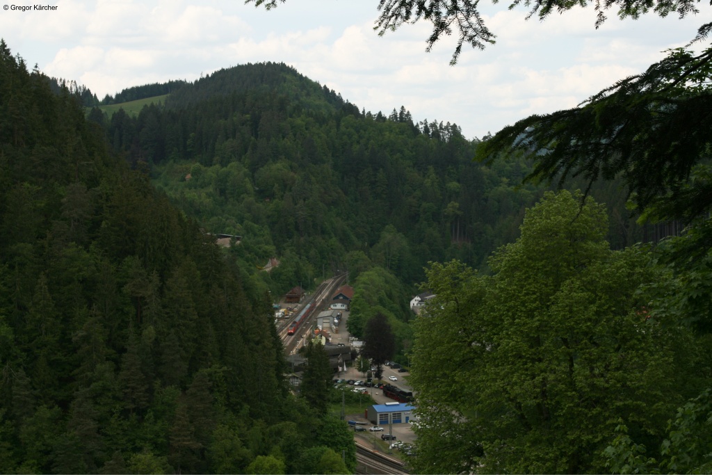 Eine Baureihe 146 fhrt mit ihrem Zug im Bahnhof Triberg ein. Aufgenommen am 08.06.2013.