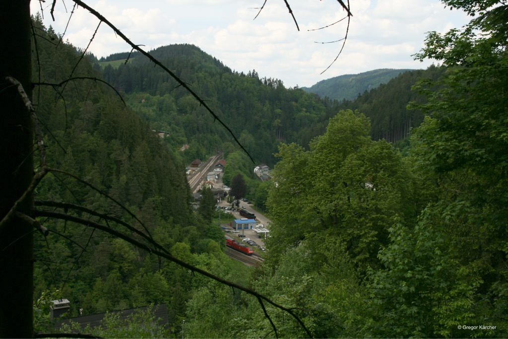 Eine Baureihe 146 fhrt mit ihrem Zug aus dem Bahnhof Triberg aus. Aufgenommen am 08.06.2013.