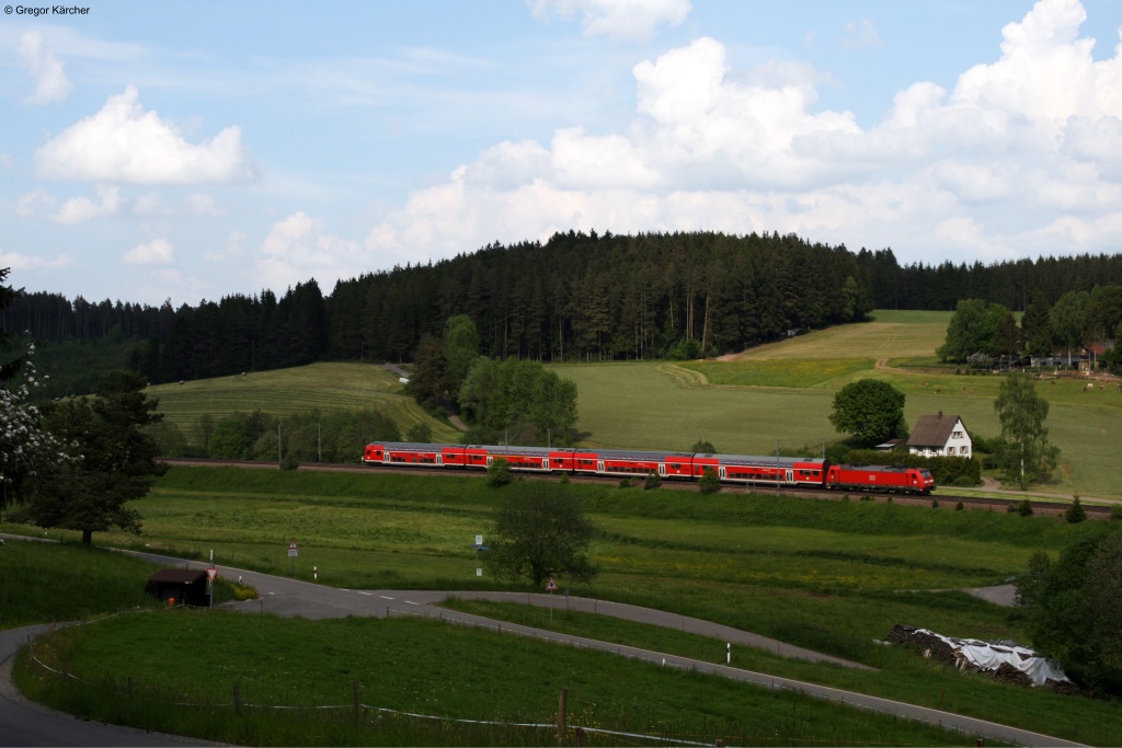Eine Baureihe 146 schiebt Ihren RE Richtung St Georgen hinauf. Aufgenommen am 08.06.2013 bei Stockburg.