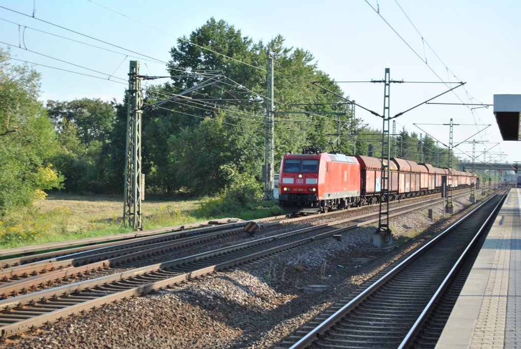 Eine Baureihe 185 am 02.09.2011 mit einem Gterzug in Langen Flugsicherung.