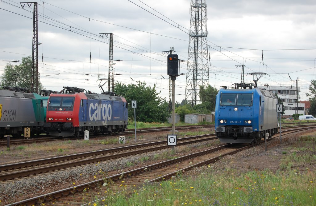 Eine Baureihe, 3 verschiedene EVU: Rechts 185 550 + 185 563 (Captrain) , Mitte 482 000-7 (SBB Cargo) und ganz rechts 185 521-2 (HGK). Gro�korbetha, 15.07.2011