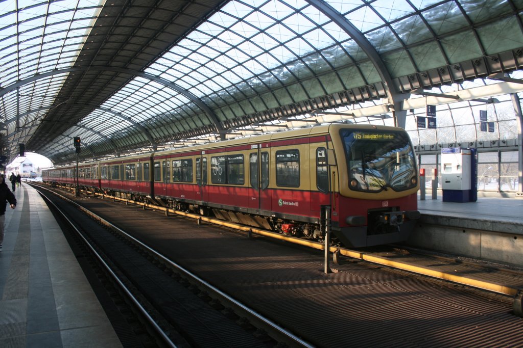 Eine Baureihe 481, im Bahnhof Spandau mit dem Ziel S75 -> Zoologischer Garten