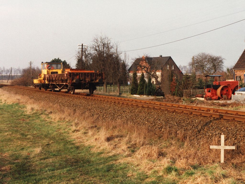 Eine Bauzug zwischen Bocholt und Wesel bei Feldmark am 3-3-1993. Bild und scan: Date Jan de Vries.