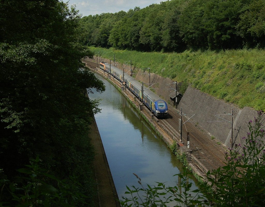 Eine BB 26000 der SNCF schiebt RE 35019, Nancy Ville - Strasbourg, zwischen Reding & Arzviller (kein Halt) am Rhein-Marne-Kanal entlang und wird bald den nchsten Halt Lutzelbourg erreichen. 18.07.2012