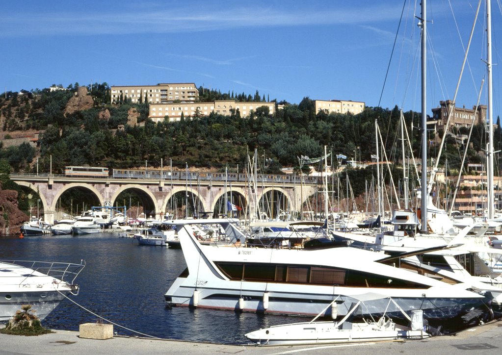 Eine BB25500 auf dem Viadukt am Hafen von Thoule im Nahverkehrsdienst mit Zug 56922 an der Cte d'Azur, 16.09.1995.