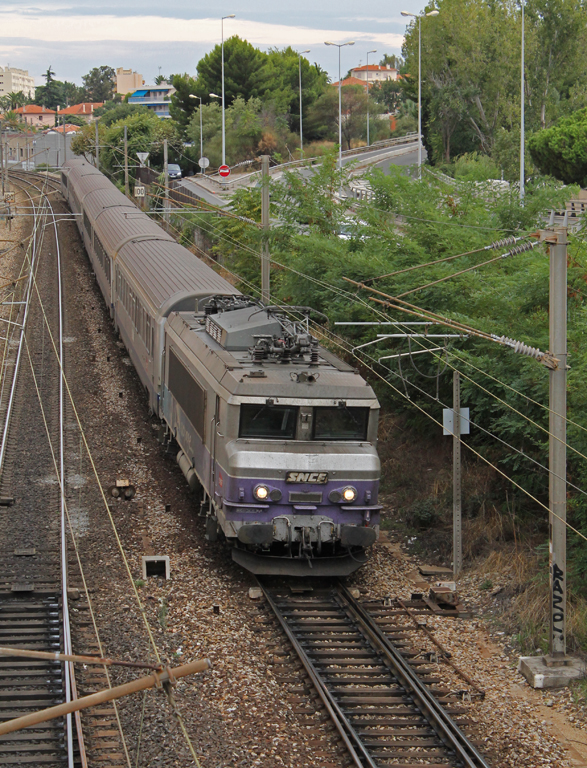 Eine BB7200 ist mit einem Schnellzug in Richtung Nizza unterwegs und wird gleich in den Bahnhof von Antibes einfahren. 12.09.2012