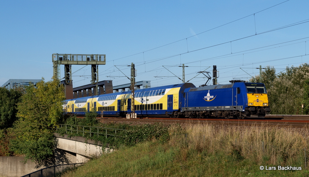 Eine der beiden Leihloks, die zurzeit fr Metronom fahren ist die 146 521-0. Hier ist Sie am 30.09.12 mit einem ME Richtung Niedersachsen beim passieren der Hamburger Sderelbbrcken zusehen.