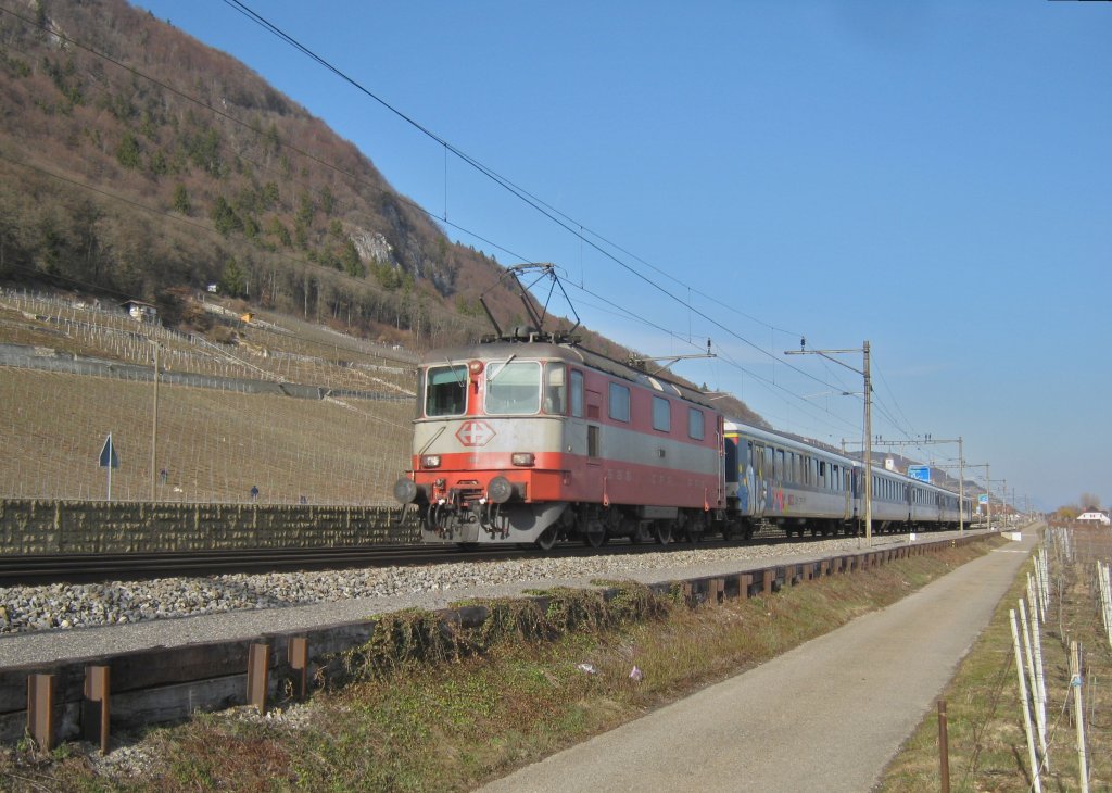 Eine der beiden letzten Orangen Swiss Express Loks, die 11108, mit einem 6-teiligem EWI NPZ Pendel als R 5152 bei Ligerz, 12.03.2012.