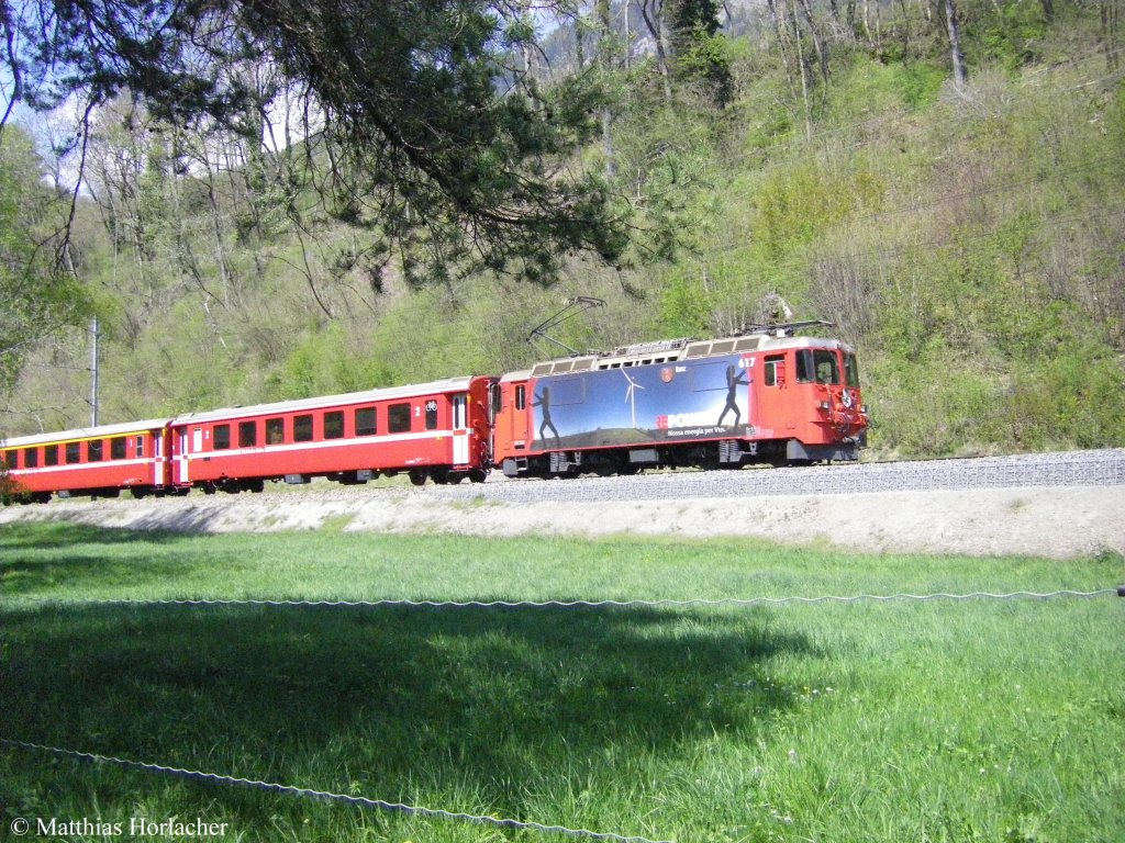 Eine der beiden REPower-Werbeloks Ge 4/4 II 617  Ilanz  mit Zug 1245 (18. April 2011)