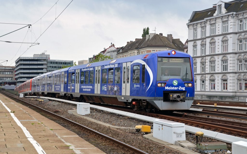 Eine der beiden Werbe-S-Bahnen berraschte uns am 27.08.11 in Hamburg-Altona, als sie sich auf dem Weg nach Blankenese befand.